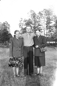 1957. Franciszek Hubacz z koleżankami