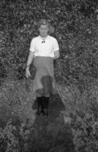1957. Justyna Warcaba w bluzce, z torebką