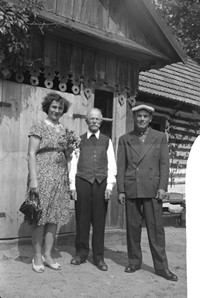 1958. Paulina Leśna z ojcem i mężem Stefanem 