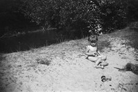 1973. Dziecko na plaży