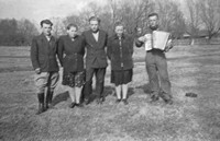 1955. Grupa młodzieży z Mołodycza z harmonią
