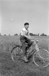 1955. Chłopiec na rowerze