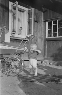 1970. Dziecko przy wózku
