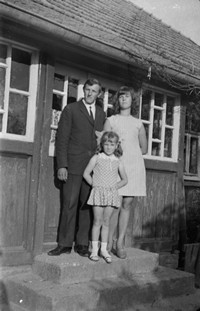1970. Józef Maczuga przed domem