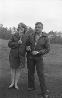 1975. Jan Rokosz z przyjaciółką