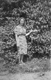 1968. Stefania Lichołat na tle zieleni