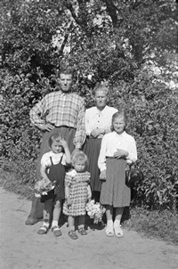1956. Rodzina Anieli i Michała Kardynałów z Mołodycza