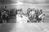 1971. Dzieci oczekujące przed schodami kościoła pw. Niepokalanego Serca NMP w Mołodyczu
