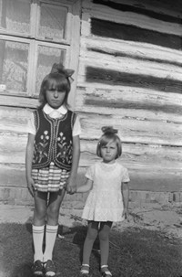 1973. Ela Maczuga z siostrą Marysią