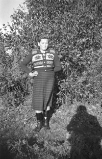 1958. Karolina Zagrobelna na tle zieleni