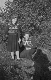 1958. Aniela Zagrobelna i Karolina Zagrobelna w podobnych ubraniach