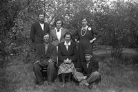 1965. Rodzina Marczaków z przyjaciółmi, przysiółek Kaczmarze