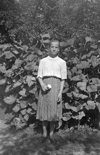 1962. Aniela Hubacz z białym kwiatkiem