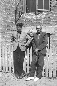 1956. Nauczyciele przed szkołą w Mołodyczu