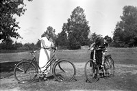 1956. Nauczycielki szkoły w Mołodyczu z rowerami