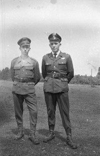 1960. Dwaj żołnierze Ludowego Wojska Polskiego w trakcie urlopu 