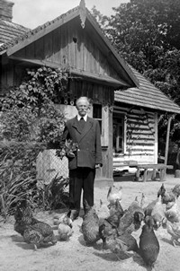 1958. Mikołaj Matusz z Maczug przed rodzinnym domem