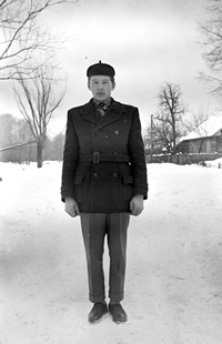 Lata 60. XX wieku. Janek Saramak na tle śniegu