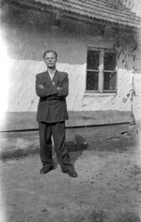 Lata 60. XX wieku. Franciszek Hubacz przed starym domem