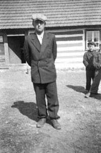Lata 50. XX wieku. Jan Nieckarz z Mołodycza przed domem