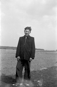 Lata 50. XX wieku. Chłopiec na tle łąk