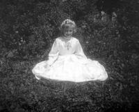Lata 60. XX wieku. Dziewczyna w białej sukni
