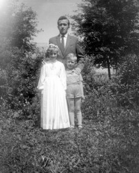 Lata 60. XX wieku. Mężczyzna z dziećmi
