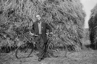 Lata 60. XX wieku. Franciszek Hubacz z rowerem