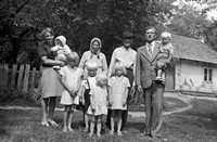Lata 70. XX wieku. Agata i Andrzej Hubacz z synem, synową i ich dziećmi