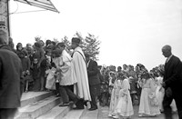 1972. Wprowadzenie dzieci pierwszokomunijnych do kościoła w Mołodyczu