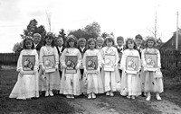 1972. Dzieci przystępujące do Pierwszej Komunii Świętej z pamiątkowymi obrazkami