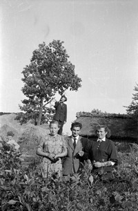 1956. Jan Zagrobelny z Mołodycza z koleżankami na tle starych zabudowań