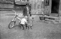 Lata 70. XX wieku. Dzieci Franciszka Hubacza z sarenką przy 