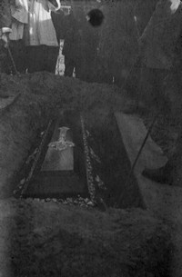 Lata 70. XX wieku. Złożenie trumny do grobu na cmentarzu parafialnym w Mołodyczu