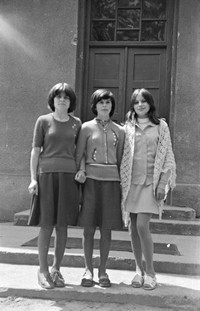 1977. Przyjaciółki - absolwentki Szkoły Podstawowej w Mołodyczu. Od lewej Kazimiera Sokół, Janina Adamiec i Zdzisława Sokół