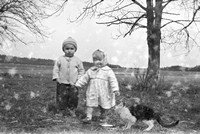 Lata 60. XX wieku. Stasio i Gienia Hubacz z kotkiem