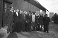 1972. Uczestnicy rolniczego szkolenia przed budynkiem wiejskiej świetlicy w Mołodyczu
