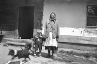 Lata 60. XX wieku. Agata Hubacz z wnuczkiem i pieskiem