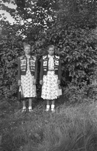 Lata 50. XX wieku. Koleżanki Stanisława Szwajczak (z lewej) i Maria Maczuga z Mołodycza