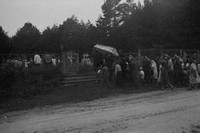 Lata 70. XX wieku. Kondukt pogrzebowy wchodzi na cmentarz parafialny w Mołodyczu
