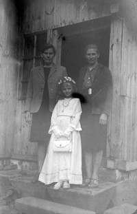 1972. Genowefa Hubacz z mamą i ciocią w dniu I Komunii