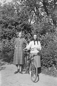Lata 50. XX wieku. Anna Rokosz z Mołodycza ze swoją córką Józefą
