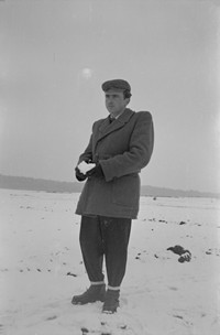 Lata 50. XX wieku. Jan Szwajczak z Mołodycza na tle zimowego krajobrazu