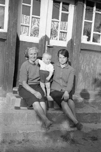 1969. Justyna Rokosz z Mołodycza z wnuczkiem i jego mamą