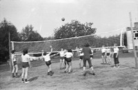 1978. Mecz piłki siatkowej przy Szkole Podstawowej w Mołodyczu