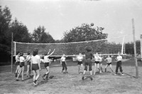 1978. Mecz piłki siatkowej przy Szkole Podstawowej w Mołodyczu