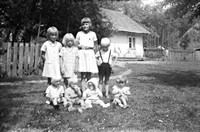 1975. Gienia Hubacz (najwyższa) z dziećmi Marii i Andrzeja Hubaczów