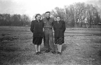 Lata 50. XX wieku. Władysław Bochno z Mołodycza ze swoimi koleżankami Jadwigą Buniowską (z lewej) i Anną Cienką