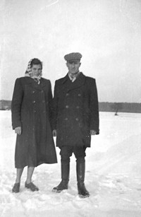 Lata 60. XX wieku. Andrzej Hubacz z Mołodycza ze swoją bratową Cecylią 