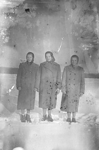 Lata 50. XX wieku. Maria Hubacz z Mołodycza (pierwsza z lewej) ze swoimi koleżankami